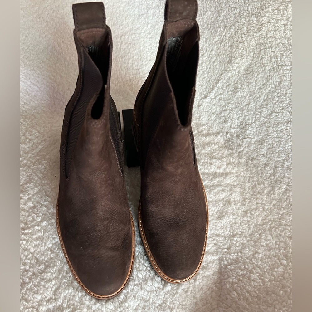 Timberland Women’s Courmayeur ￼Valley Chelsea , Brown Nubuck, US Size 7.5